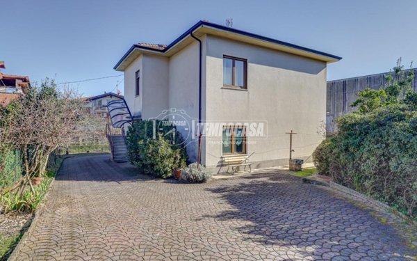 casa indipendente in vendita a Dormelletto