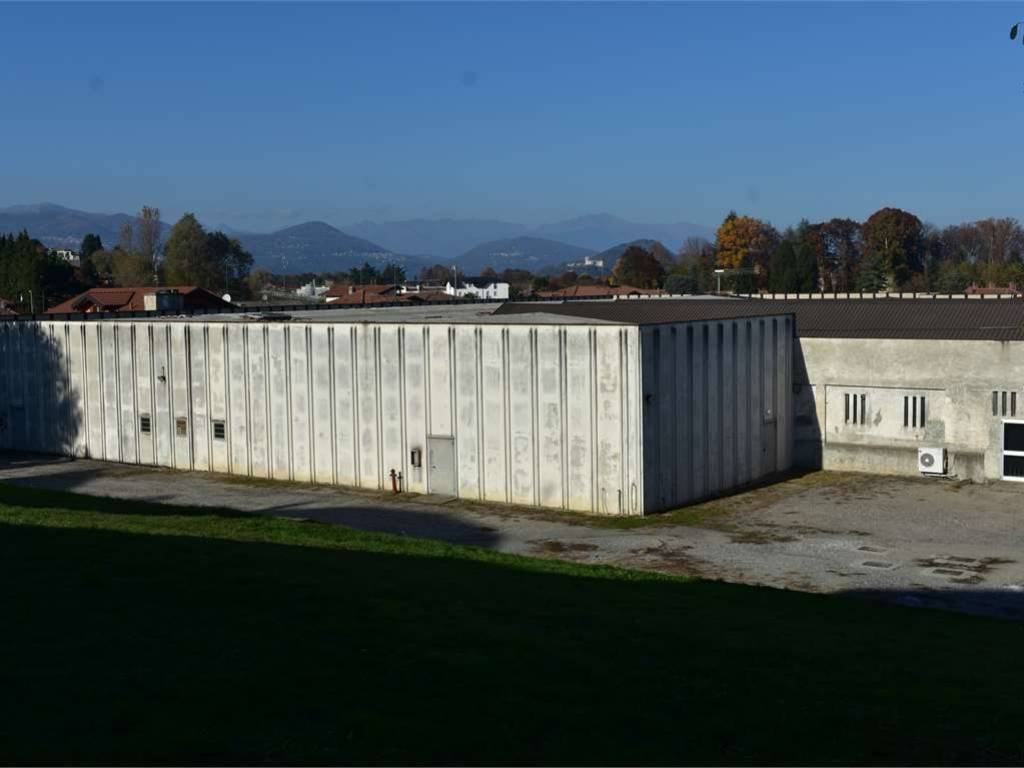 locale commerciale in vendita a Dormelletto