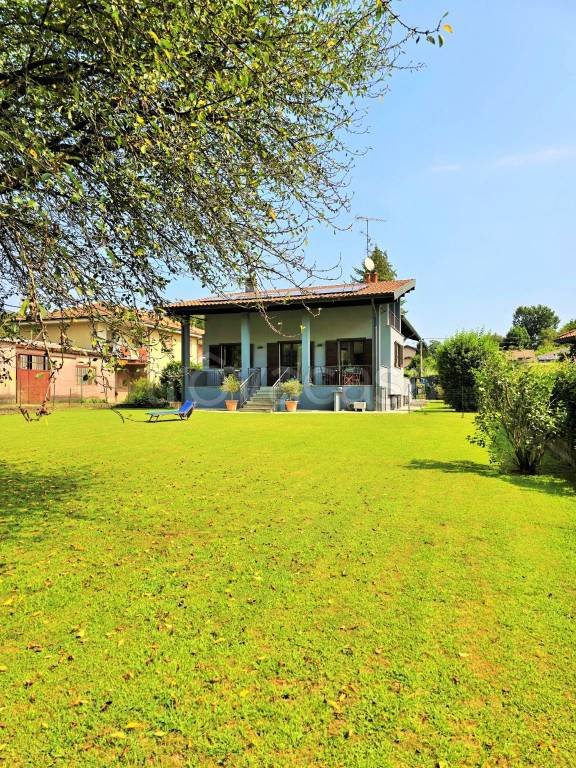casa indipendente in vendita a Dormelletto
