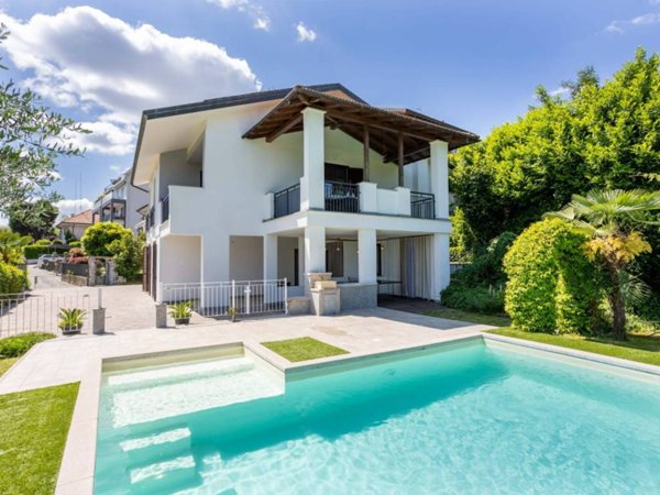 casa indipendente in vendita a Dormelletto