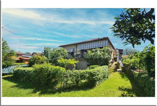 casa indipendente in vendita a Dormelletto