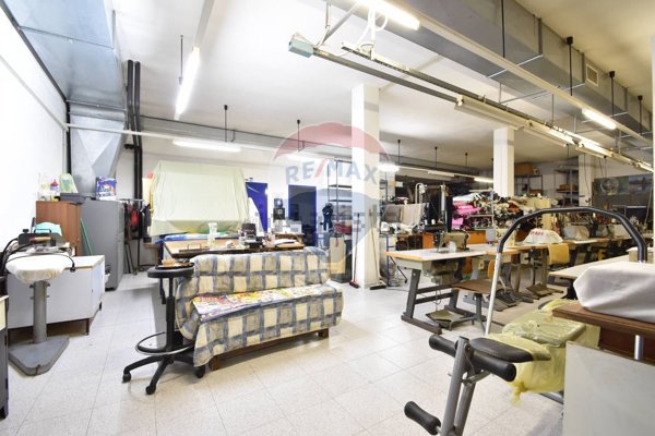 locale commerciale in vendita a Dormelletto