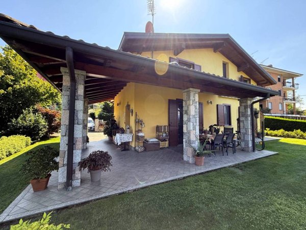 casa indipendente in vendita a Dormelletto