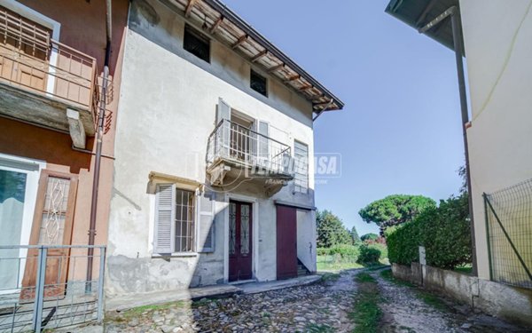 casa indipendente in vendita a Dormelletto