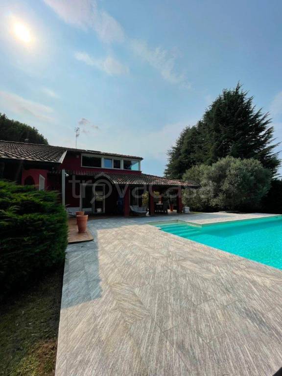 casa indipendente in vendita a Dormelletto
