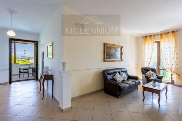 casa indipendente in vendita a Dormelletto