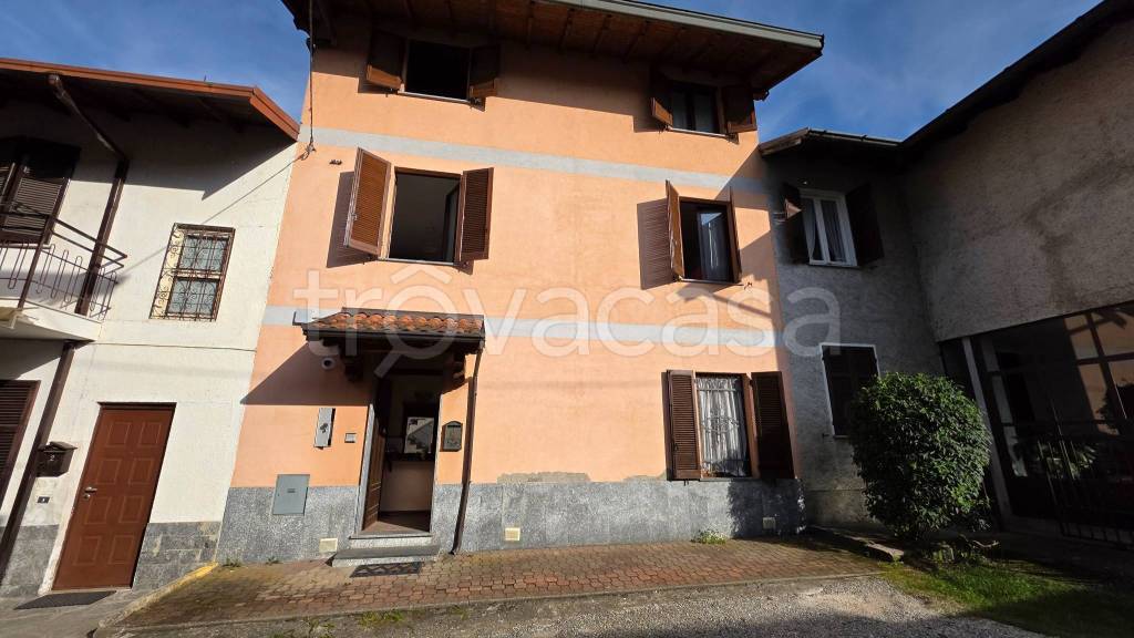 casa indipendente in vendita a Dormelletto