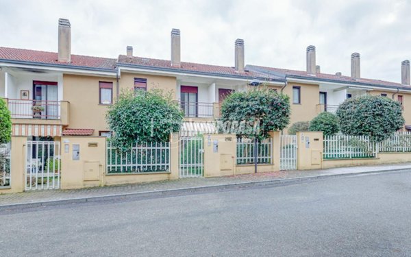 casa indipendente in vendita a Dormelletto