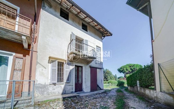 casa indipendente in vendita a Dormelletto