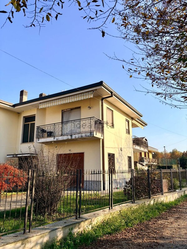 casa indipendente in vendita a Dormelletto