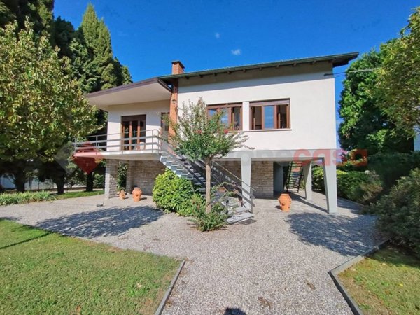 casa indipendente in vendita a Dormelletto