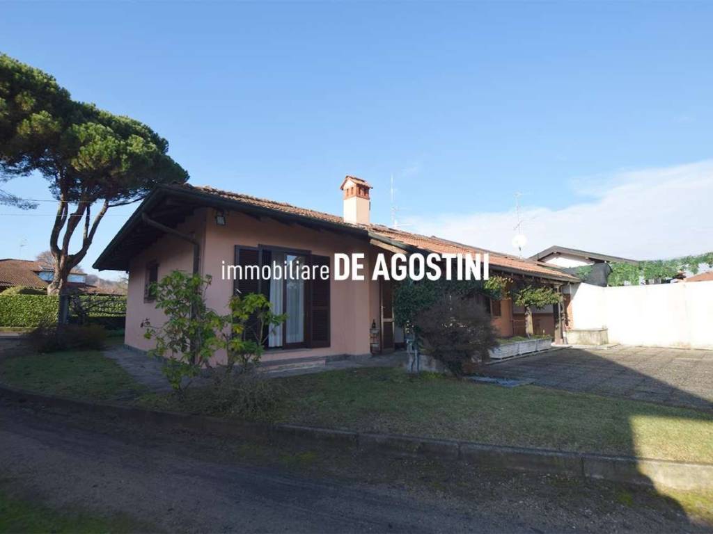 casa indipendente in vendita a Dormelletto