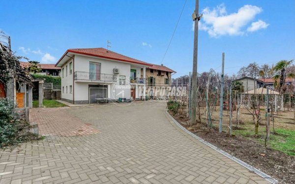 casa indipendente in vendita a Dormelletto