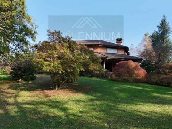 casa indipendente in vendita a Dormelletto