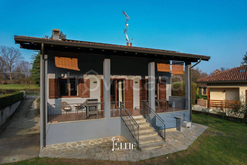 casa indipendente in vendita a Dormelletto