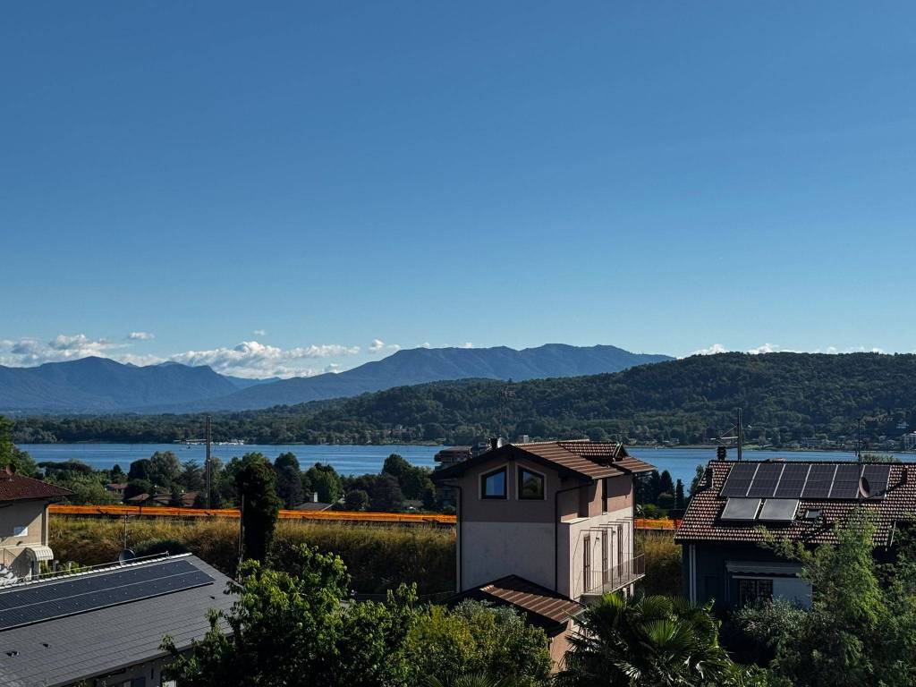 casa indipendente in vendita a Dormelletto