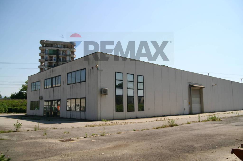 locale commerciale in vendita a Dormelletto