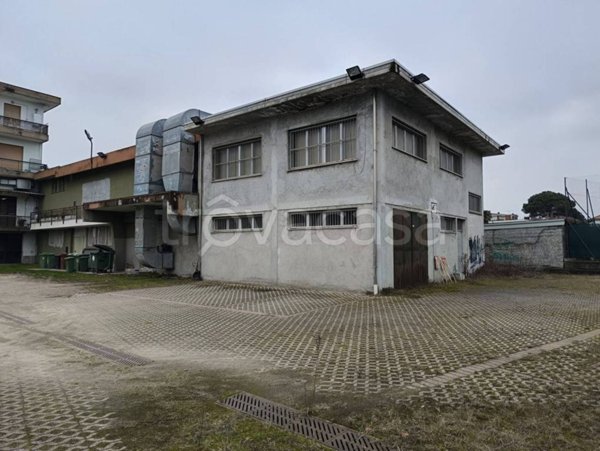 locale commerciale in vendita a Dormelletto