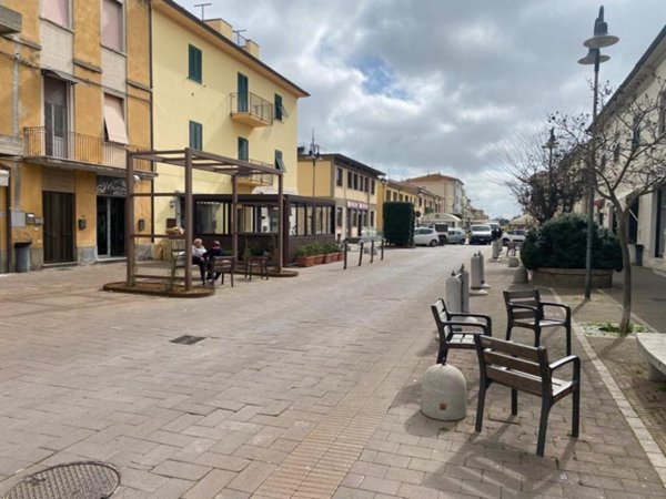 negozio in vendita a Campiglia Marittima in zona Venturina