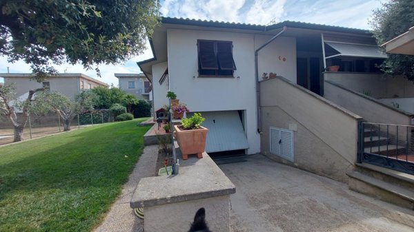 casa indipendente in vendita a Campiglia Marittima in zona Venturina