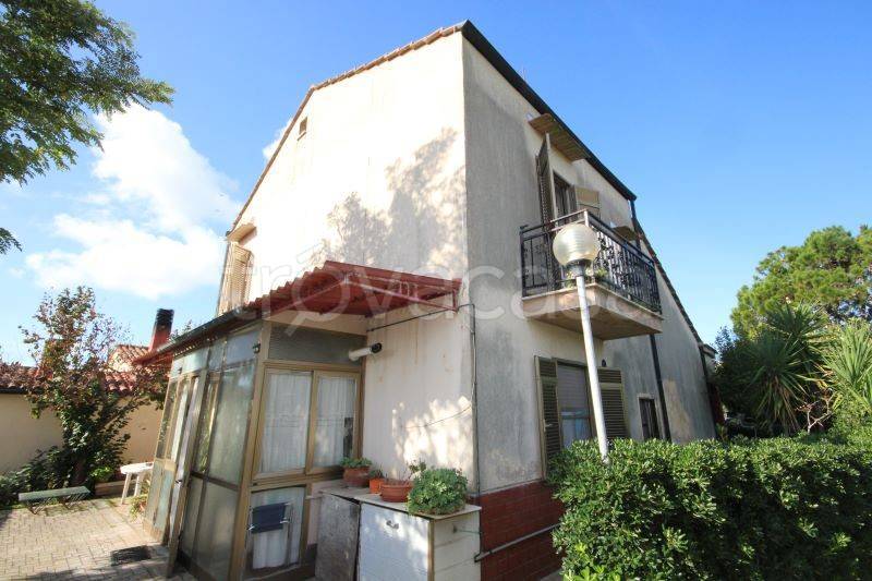 casa indipendente in vendita a Campiglia Marittima in zona Venturina