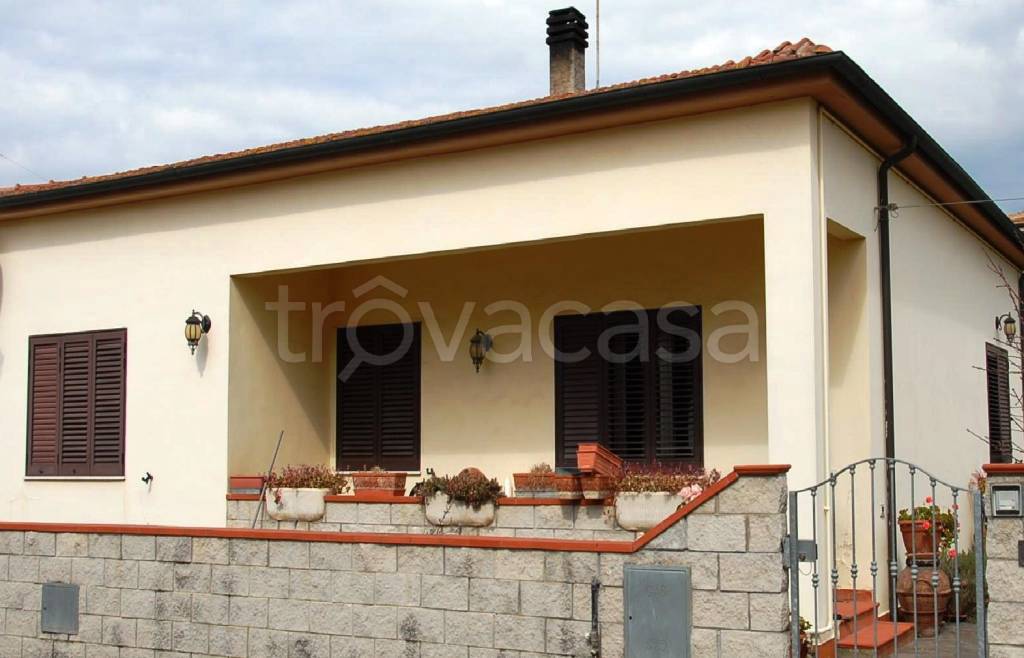 casa indipendente in vendita a Campiglia Marittima in zona Venturina