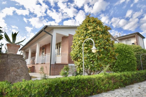 casa indipendente in vendita a Campiglia Marittima in zona Venturina