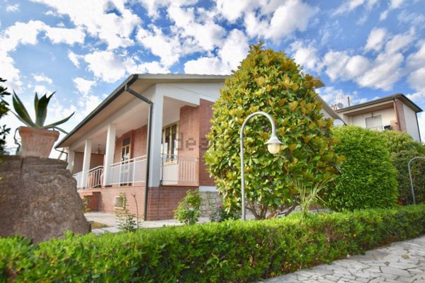 casa indipendente in vendita a Campiglia Marittima in zona Venturina