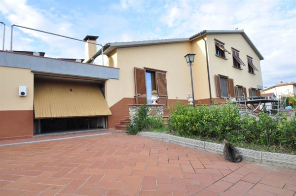 casa indipendente in vendita a Campiglia Marittima in zona Venturina