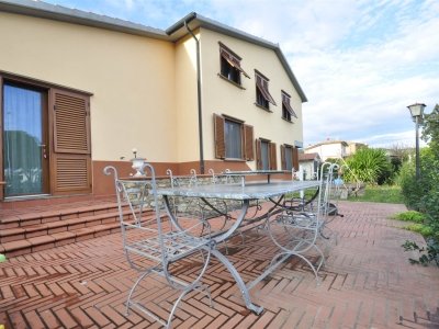 casa indipendente in vendita a Campiglia Marittima in zona Venturina