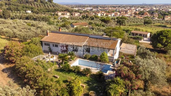 casa indipendente in vendita a Campiglia Marittima in zona Venturina