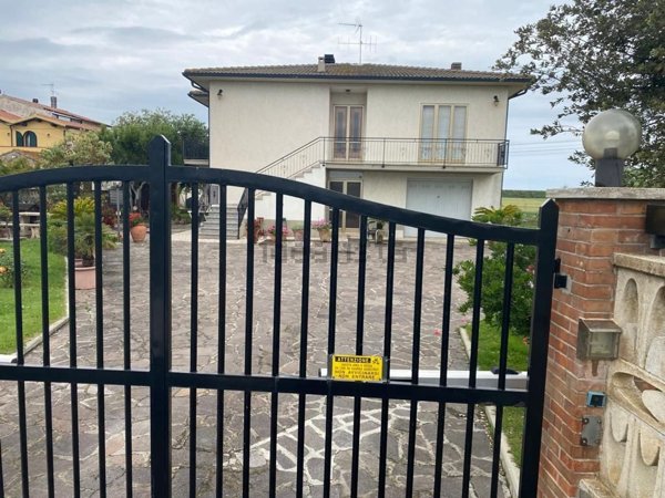 casa indipendente in vendita a Campiglia Marittima in zona Venturina