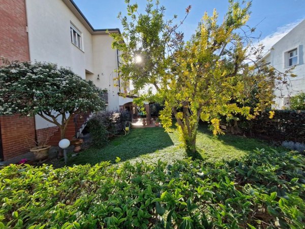 casa indipendente in vendita a Campiglia Marittima in zona Venturina