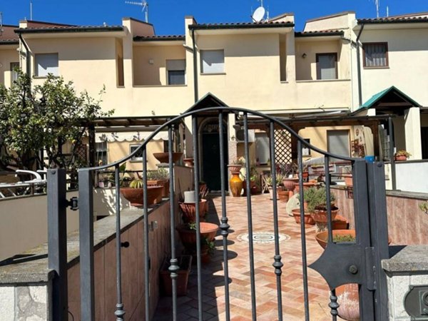 casa indipendente in vendita a Campiglia Marittima in zona Venturina