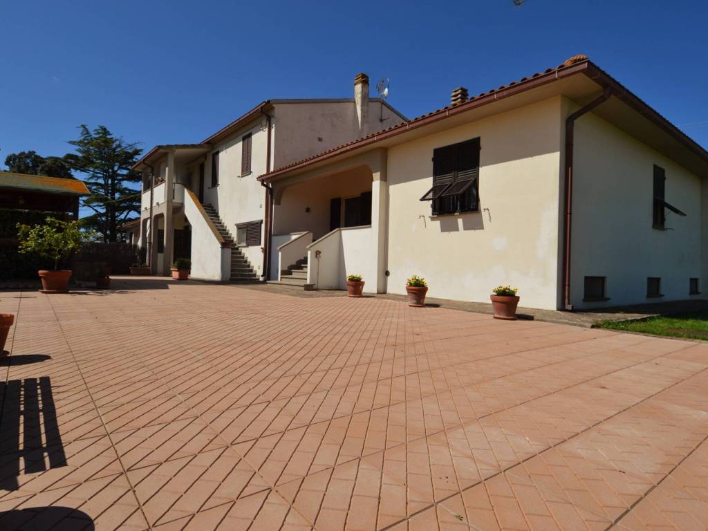 casa indipendente in vendita a Campiglia Marittima in zona Venturina