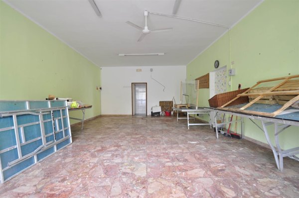 negozio in vendita a Campiglia Marittima in zona Venturina