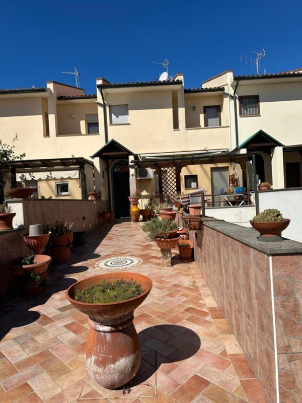 casa indipendente in vendita a Campiglia Marittima in zona Venturina