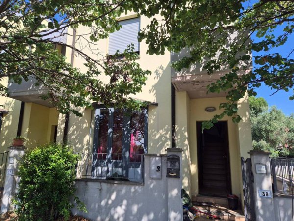 casa indipendente in vendita a Campiglia Marittima in zona Venturina