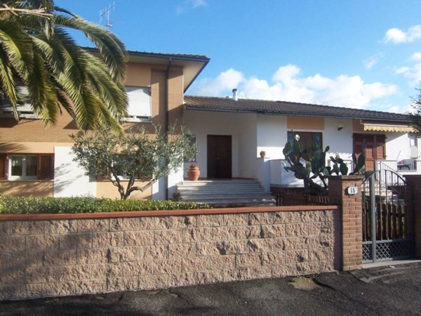 casa indipendente in vendita a Campiglia Marittima in zona Venturina