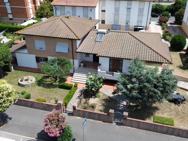 casa indipendente in vendita a Campiglia Marittima in zona Venturina