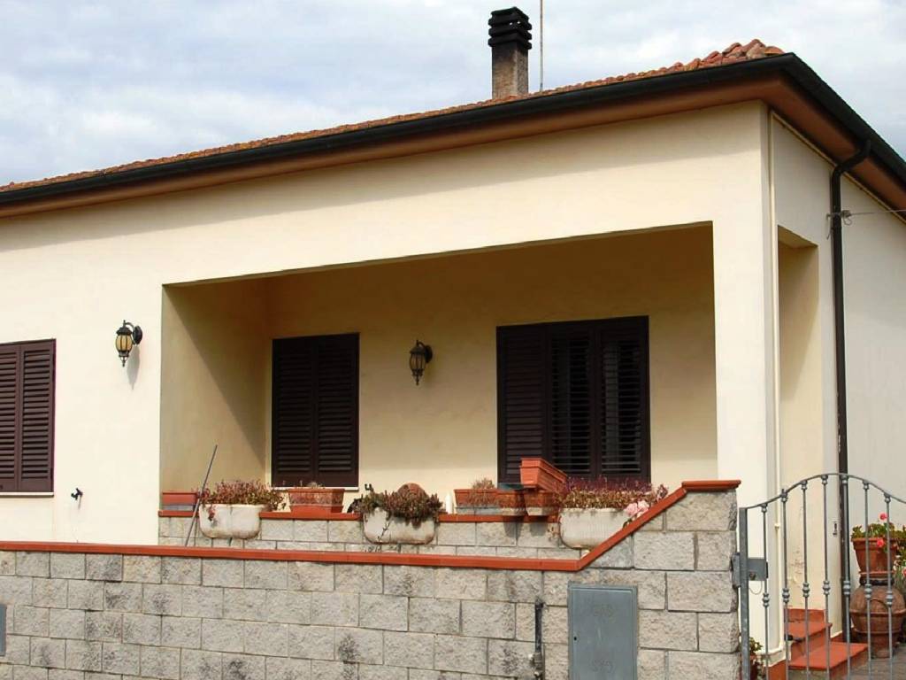 casa indipendente in vendita a Campiglia Marittima in zona Venturina
