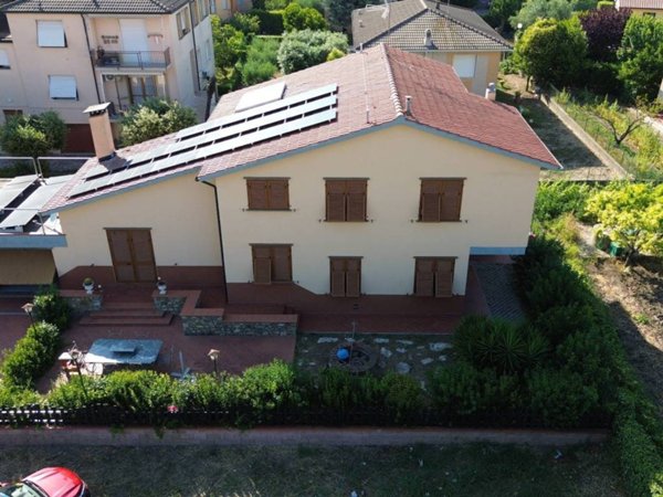 casa indipendente in vendita a Campiglia Marittima in zona Venturina