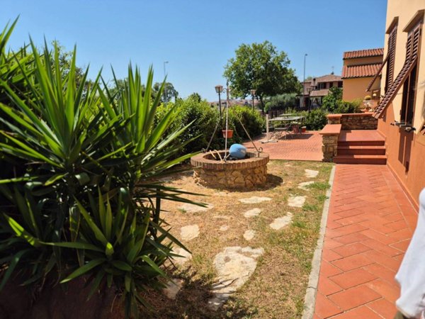 casa indipendente in vendita a Campiglia Marittima in zona Venturina