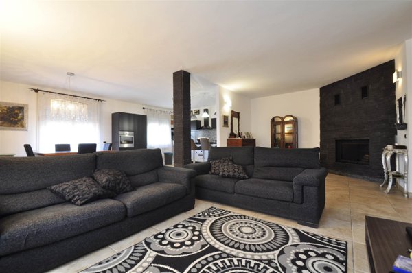 casa indipendente in vendita a Campiglia Marittima in zona Venturina