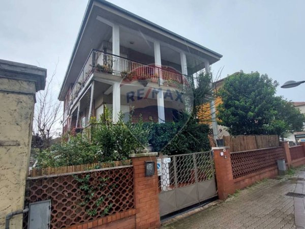 casa indipendente in vendita a Campiglia Marittima in zona Venturina