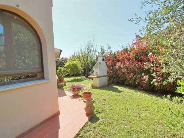 casa indipendente in vendita a Campiglia Marittima in zona Venturina