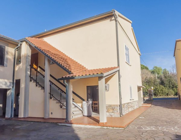 casa indipendente in vendita a Campiglia Marittima in zona Venturina