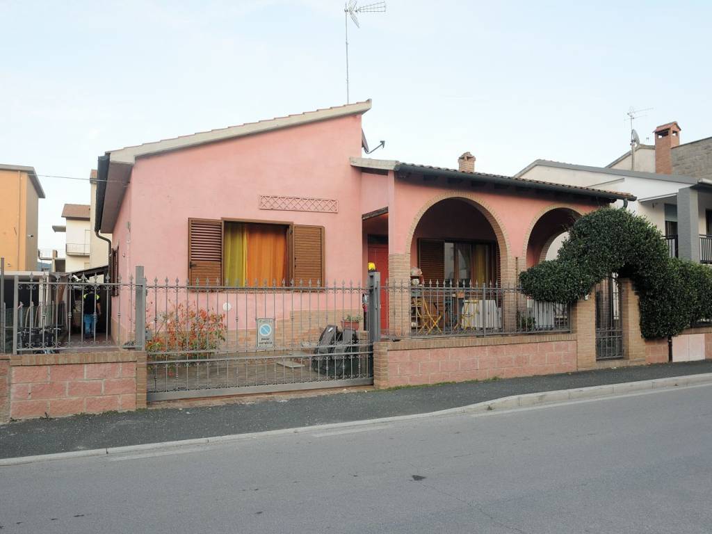casa indipendente in vendita a Campiglia Marittima in zona Venturina
