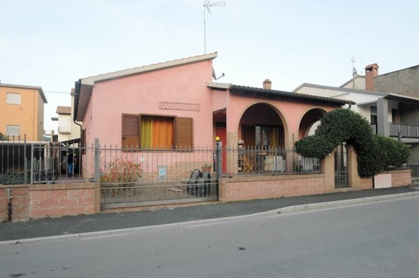 casa indipendente in vendita a Campiglia Marittima in zona Venturina