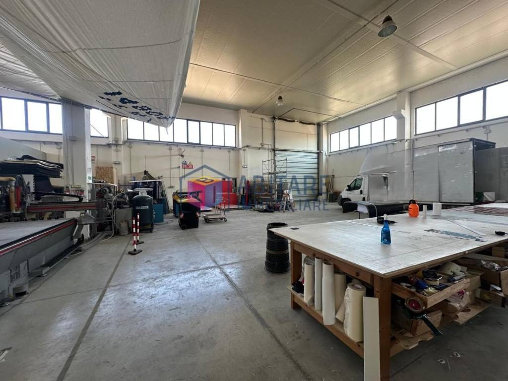 locale commerciale in vendita a Campiglia Marittima in zona Venturina